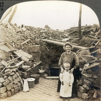Prvi svjetski rat: Francuska. Na porodicu koja živi u svojoj uništenoj kući u objektivu, Francuska Tokom svetskog rata I. Poster Print by