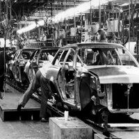 Automobili se kreću uz montažnu liniju u postrojenju Ford u istoriji Metuchena